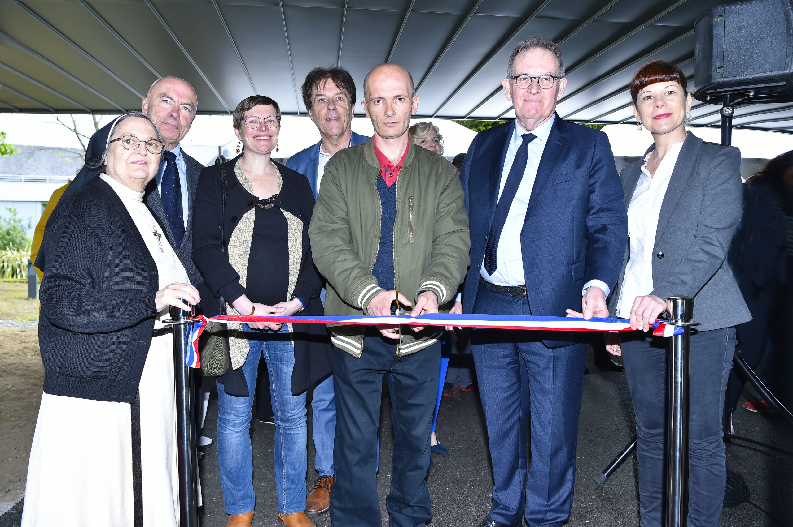 Inauguration du Kornog : Mère Marie José, Supérieure Générale de la Congrégation STV ; Marc Le Fur, député ; Anne-Gaud Millorit, Maire de Moncontour ; Christian Coail, président du Département ; Alain Cadec, sénateur ; Sébastien Quinard, président du conseil de la vie sociale du Kornog ; Emmanuelle Sanz, directrice générale adjointe de la SA HLM les Foyers.