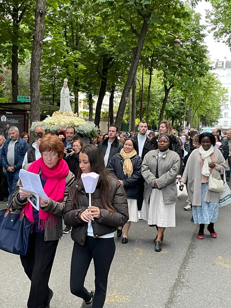 La procession dans les rues de Neuilly, avec les Sœurs de Saint-Thomas de Villeneuve