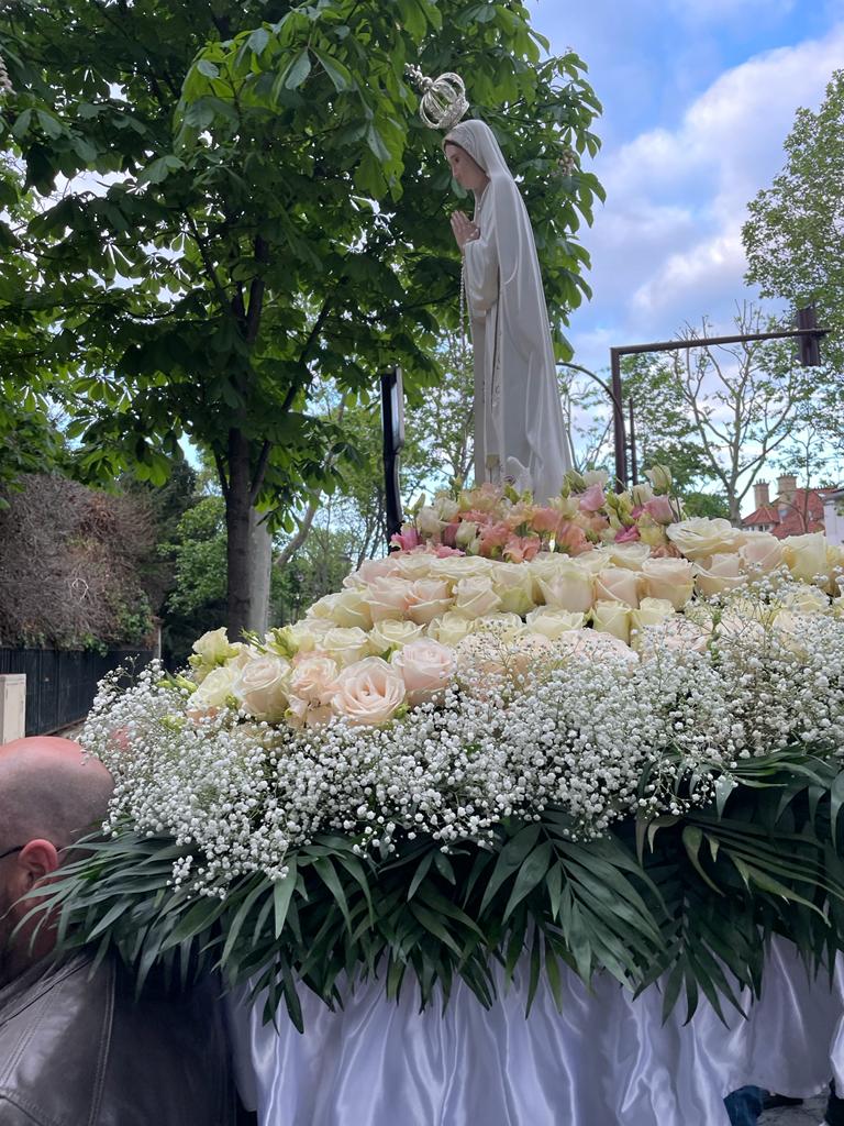 La statue de Notre-Dame de Fatima, portée en procession