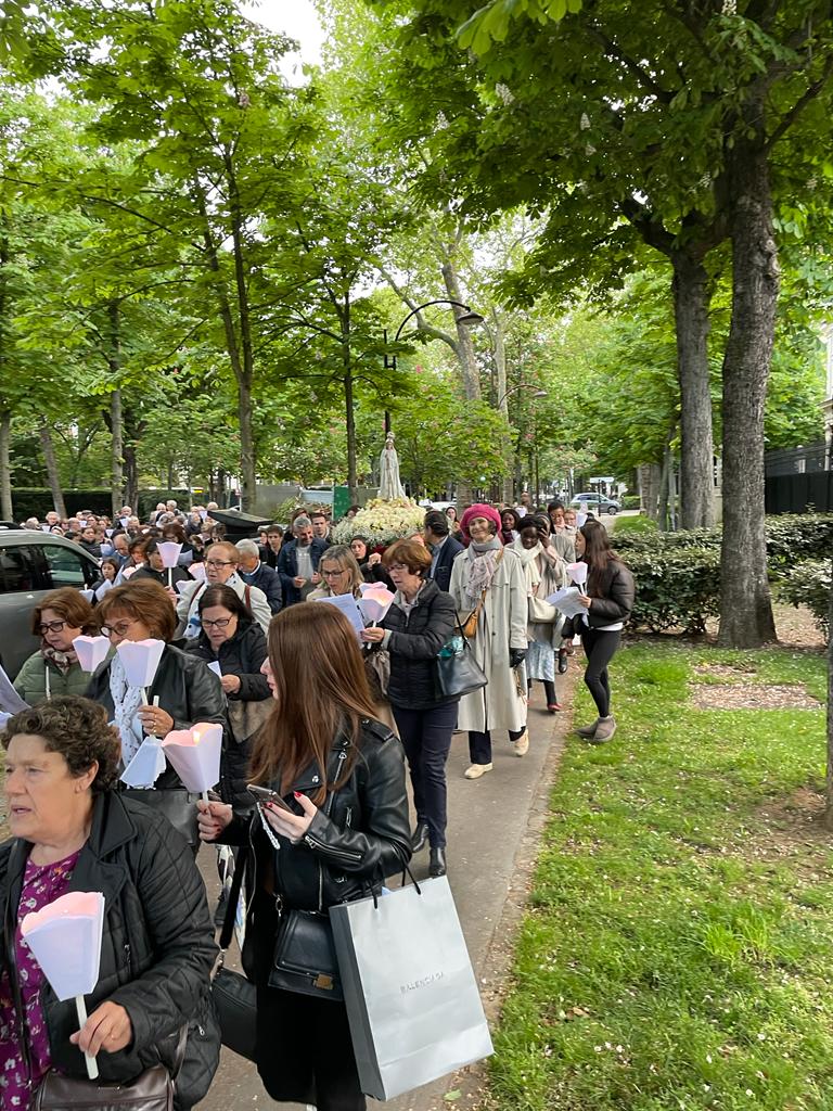 La procession dans les rues de Neuilly