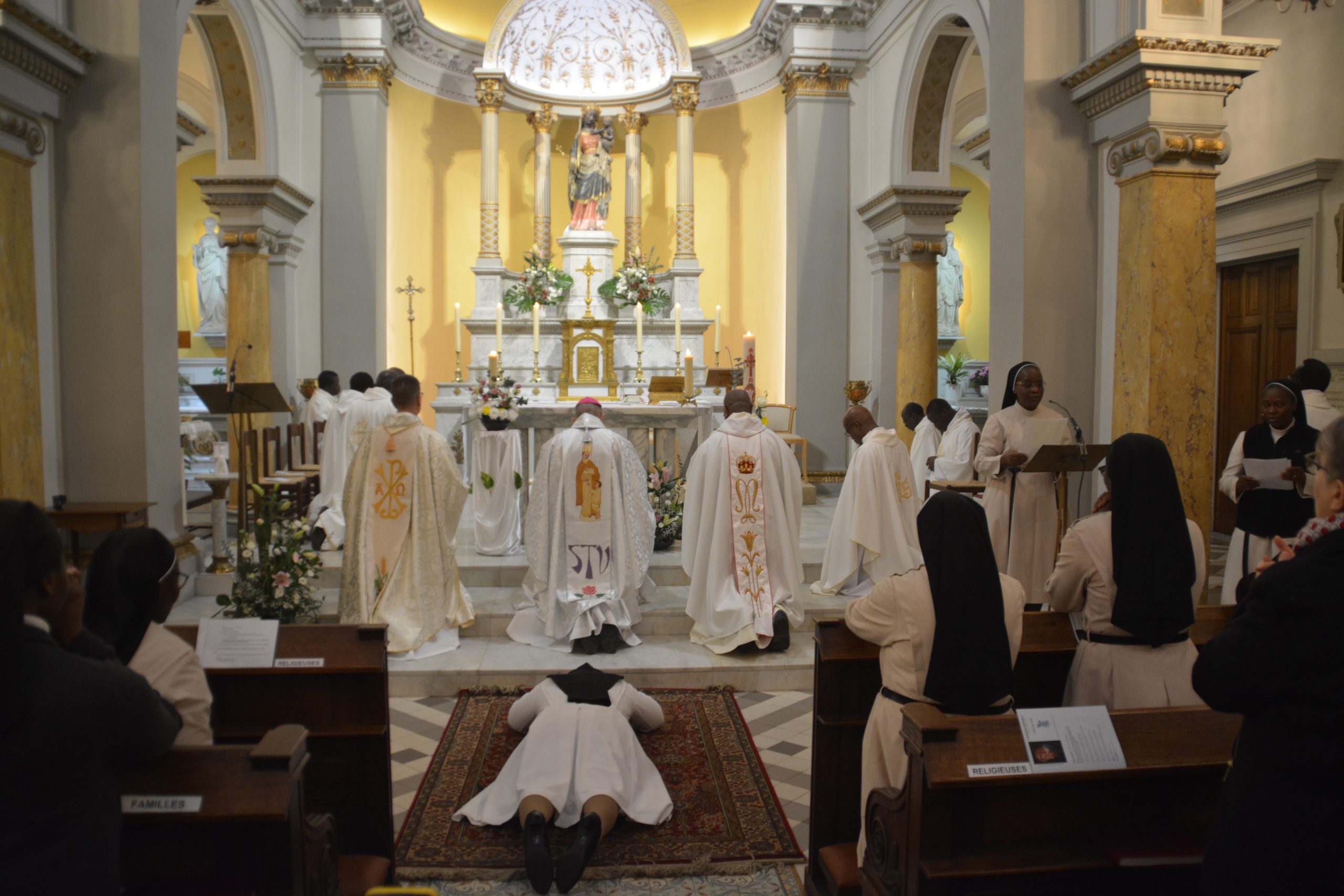 Prostration pendant les litanies des saints © Archives Saint-Thomas de Villeneuve