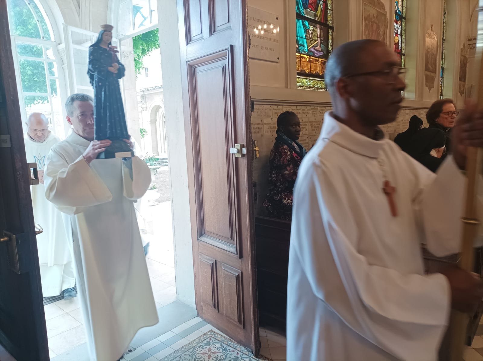 Arrivée en procession de la statue de Notre-Dame de Pontmain