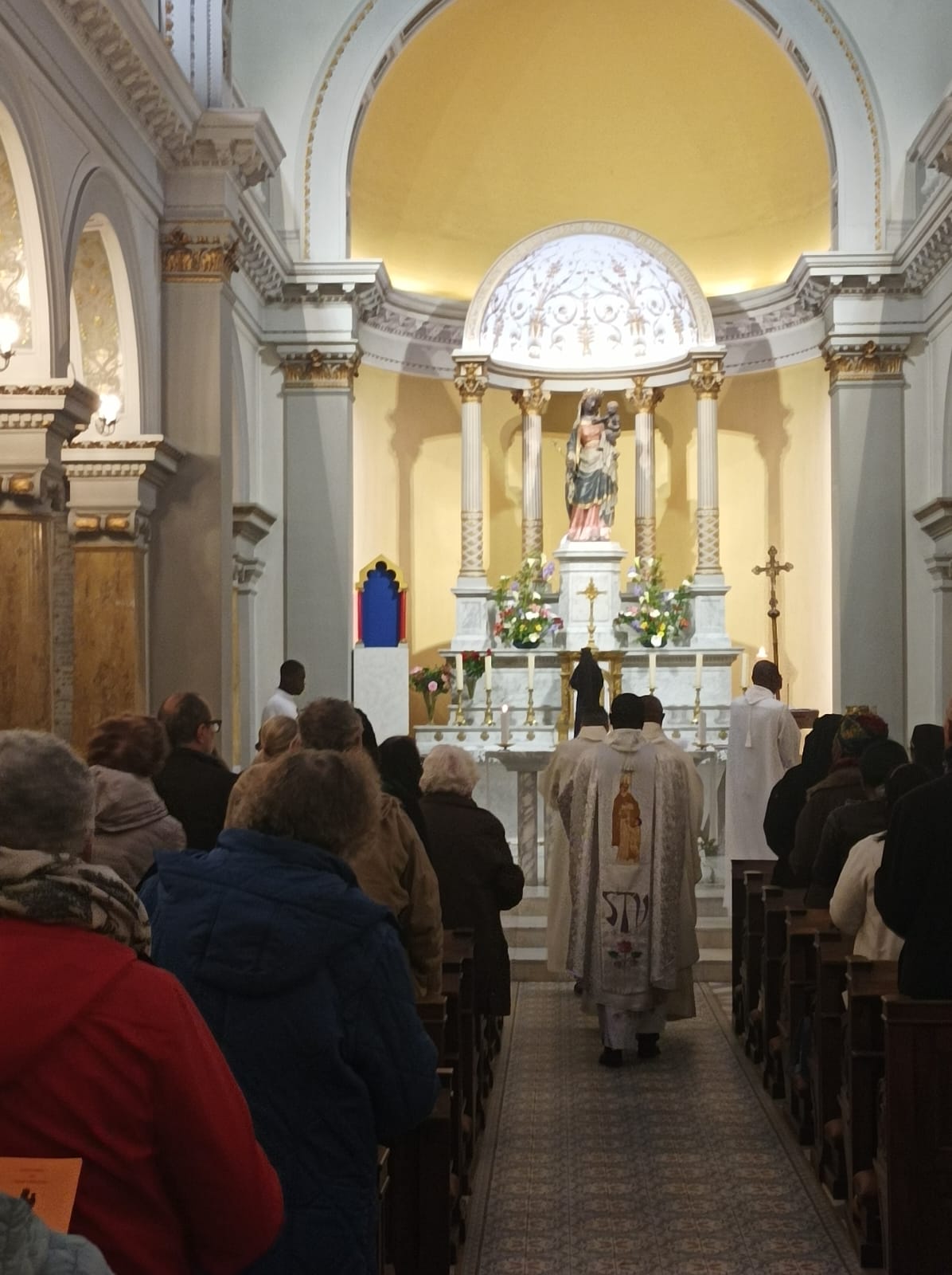 Arrivée en procession de la statue de Notre-Dame de Pontmain