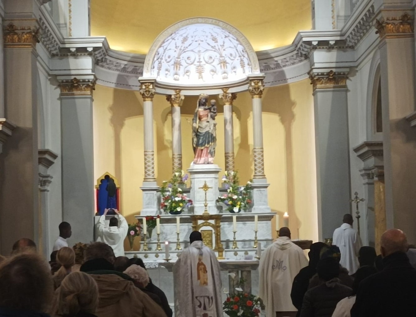 Installation de la statue de Notre-Dame de Pontmain, auprès de Notre-Dame de Bonne Délivrance
