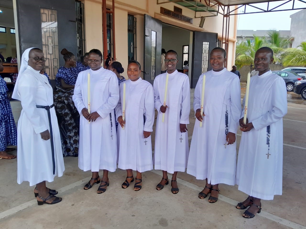 Les futures Professes avec la Maîtresse des novices © Congrégation Saint-Thomas de Villeneuve