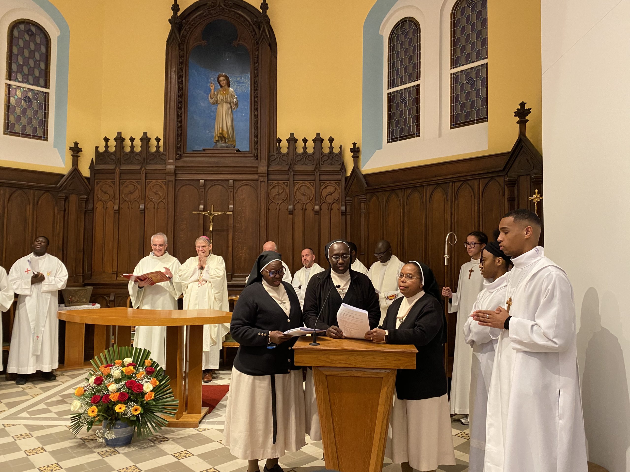 La communauté de Bry-sur-Marne au premier plan, en présence de l'évêque de Créteil © Congrégation Saint-Thomas de Villeneuve