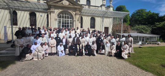 La famille Augustinienne, devant la chapelle Notre-Dame de Bonne Délivrance, Neuilly-sur-Seine, 25/04/2026 © Congrégation Saint-Thomas de Villeneuve