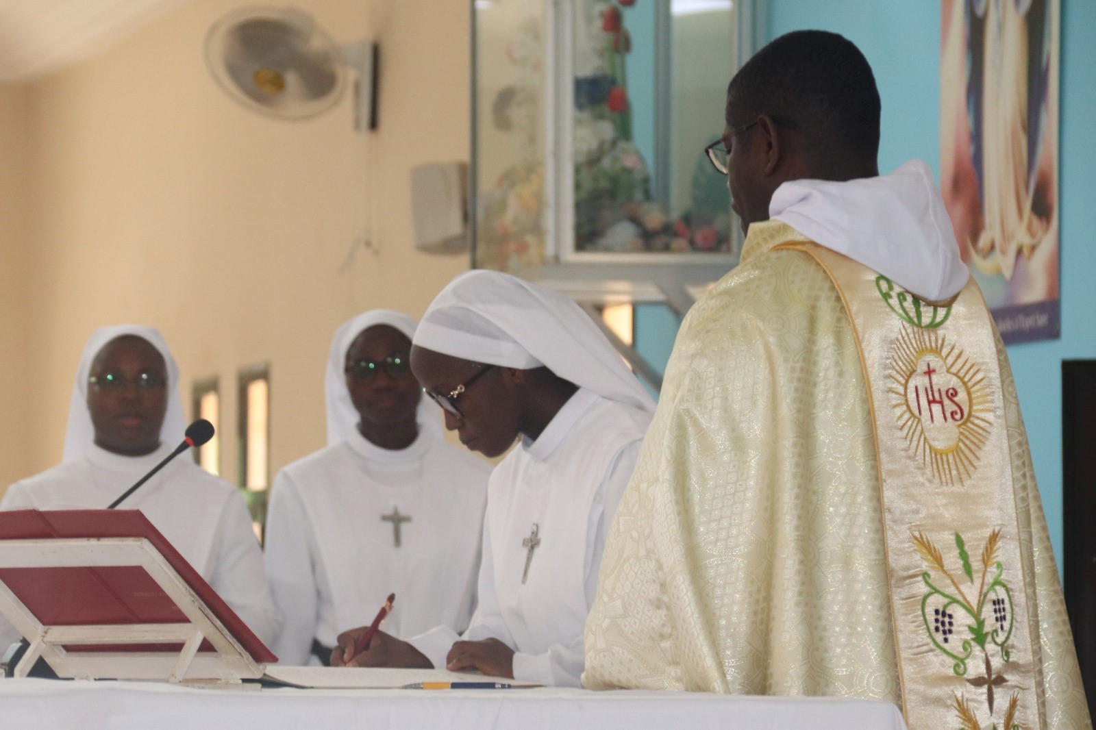 Une à une, chaque Sœur signe les registres, Dakar, 22/09/2026 © Archives Congrégation Saint-Thomas de Villeneuve