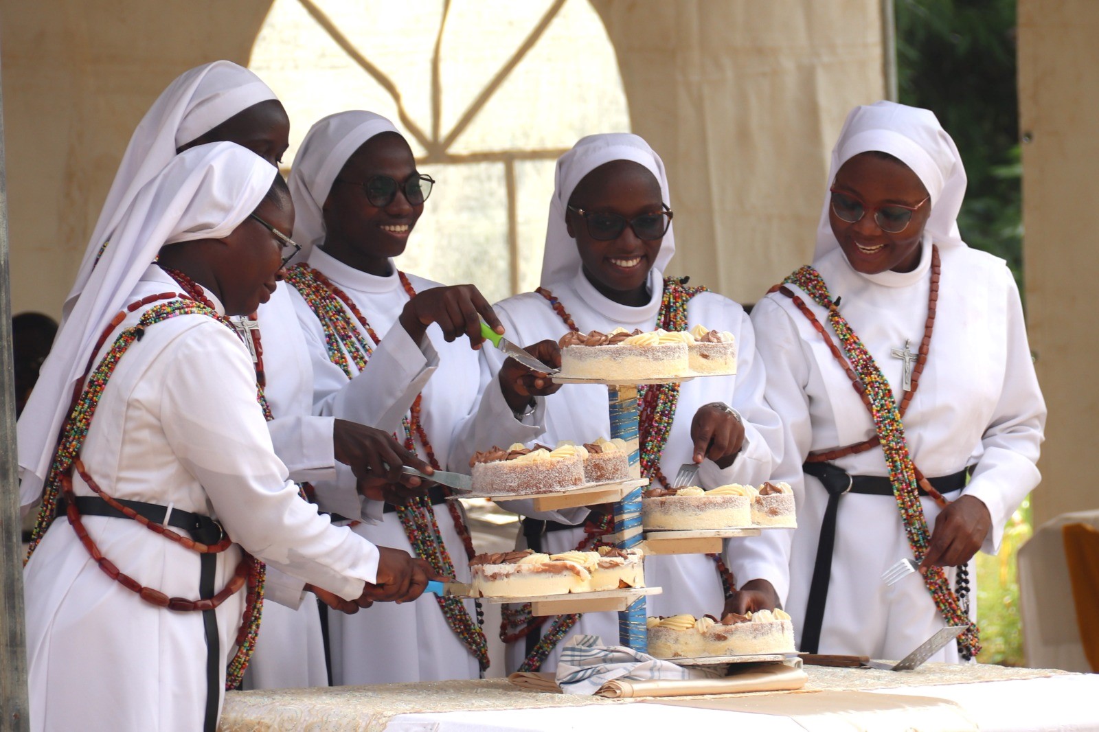 Joie qui se poursuit par un moment de partage, Dakar, 22/09/2026 © Archives Congrégation Saint-Thomas de Villeneuve