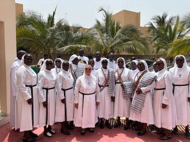 Les Sœurs autour de la Supérieure générale, Mère Marie José VILLAIN, Dakar, 22/09/2026 © Archives Congrégation Saint-Thomas de Villeneuve