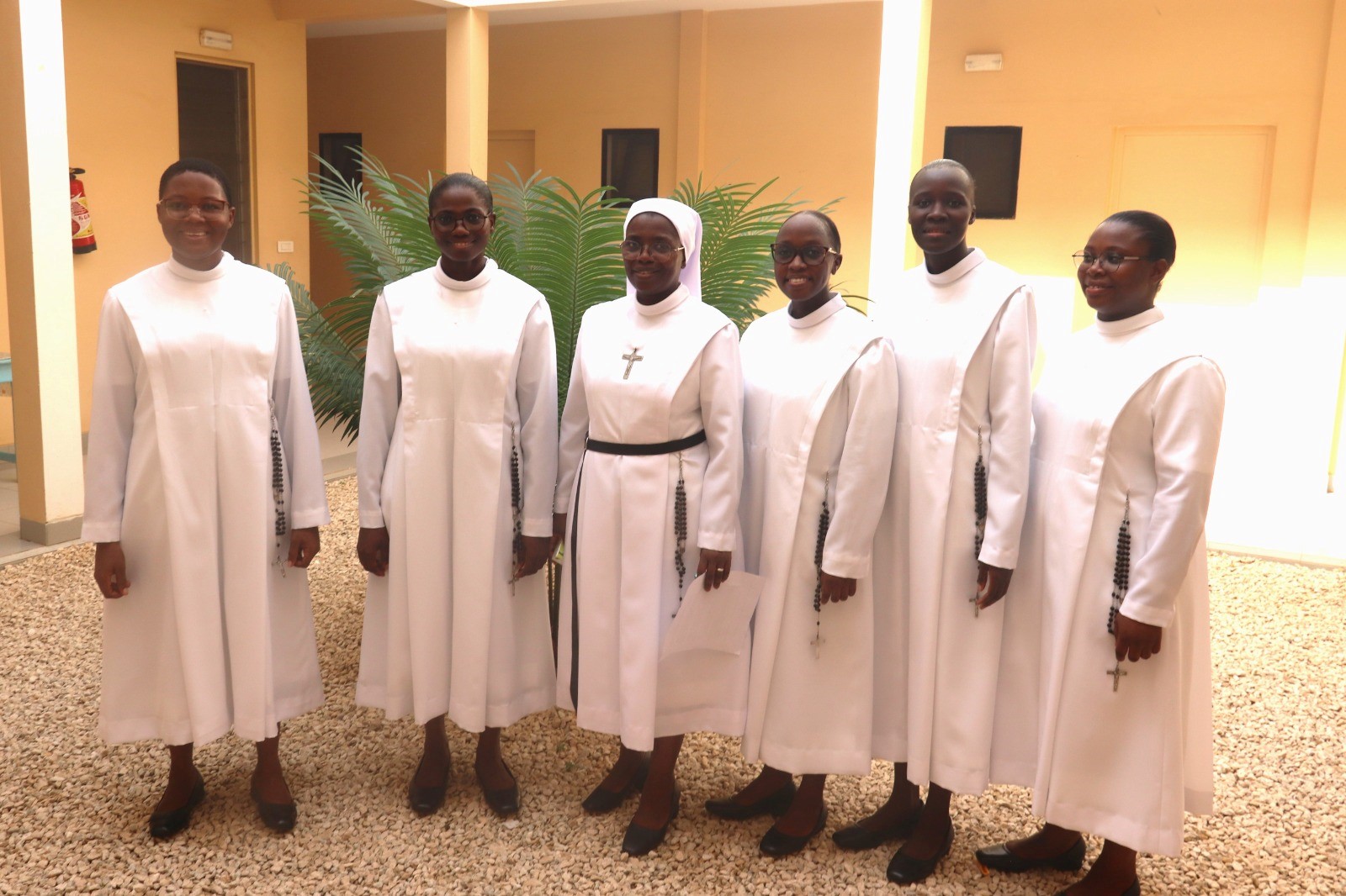 Les futures professes entourées de leur maîtresse des novices, Dakar, 22/09/2026 © Archives Congrégation Saint-Thomas de Villeneuve