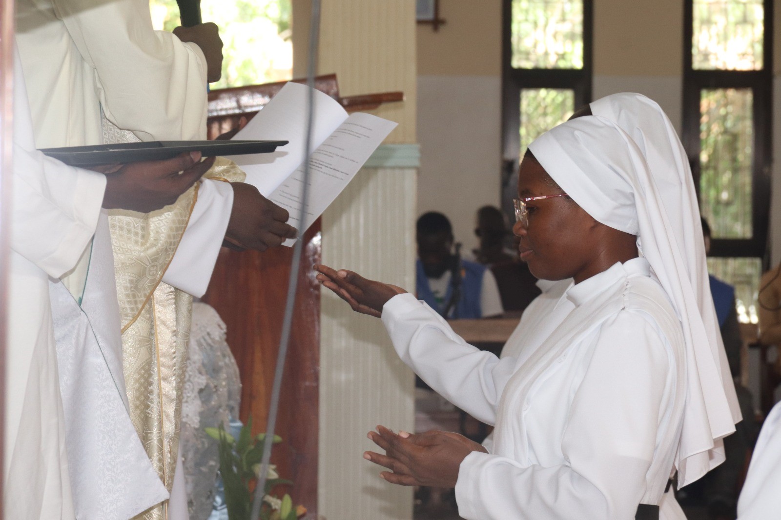 Réception du crucifix, Dakar, 22/09/2026 © Archives Congrégation Saint-Thomas de Villeneuve