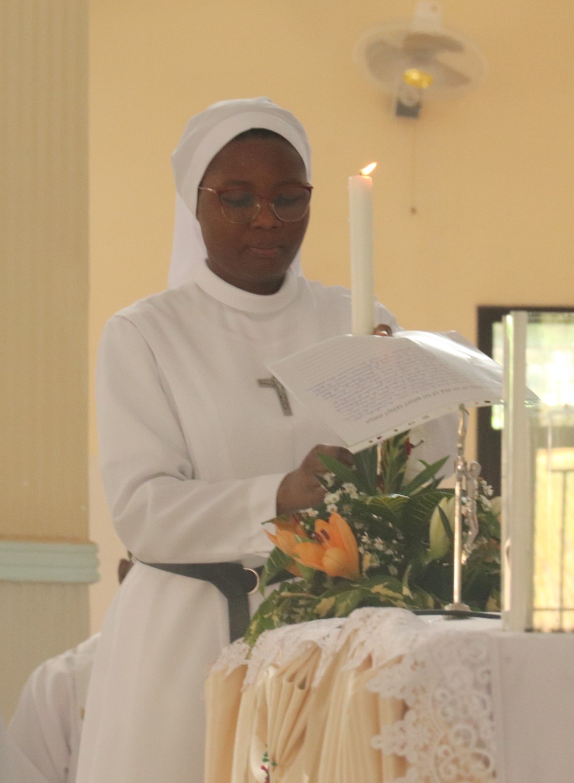 Offrande du cierge au Seigneur, Dakar, 22/09/2026 © Archives Congrégation Saint-Thomas de Villeneuve